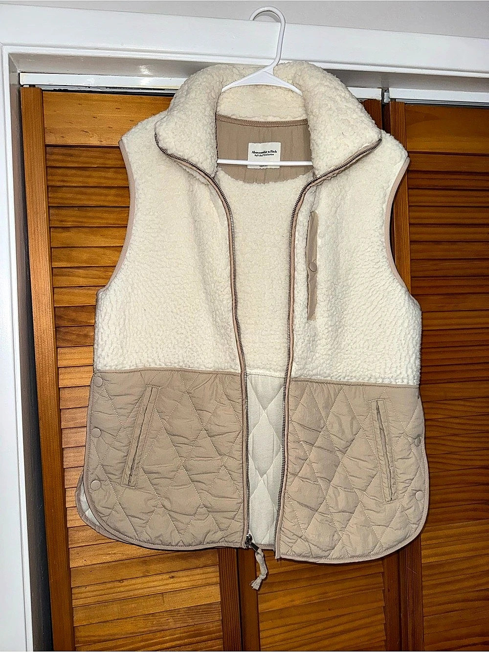 Abercrombie & Fitch Soft A&F Collection Quilted Sherpa Vest Cream & Beige Medium